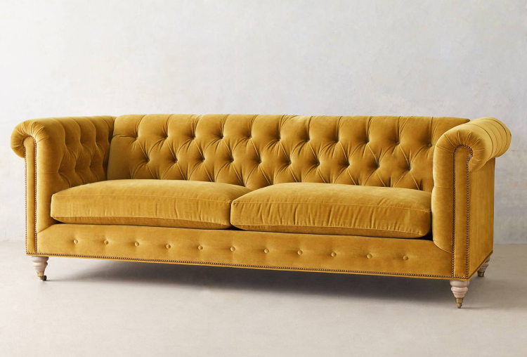 Żółta sofa chesterfield 