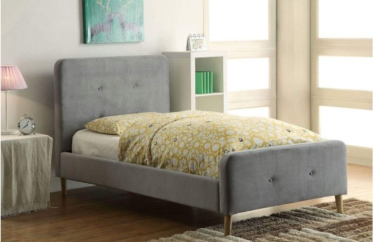 Skandynawskie łóżk z dębowymi nóżkami Pori