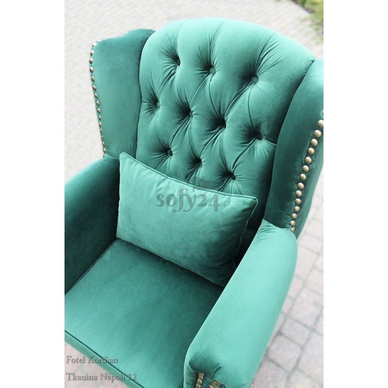 Wygodne i głębokie oparcie w fotelu`