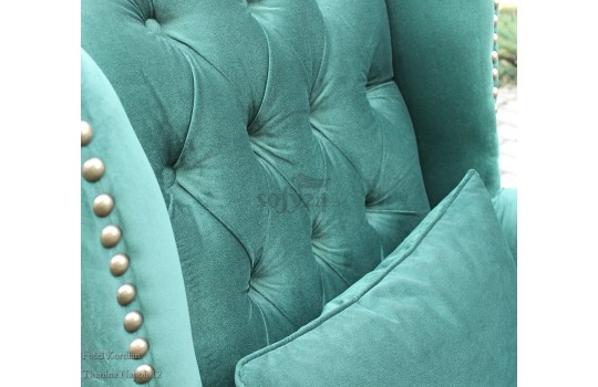 Zbliżenie na pikowane oparcie fotela