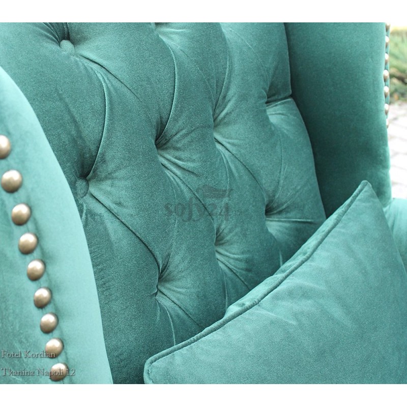 Zbliżenie na pikowane oparcie fotela