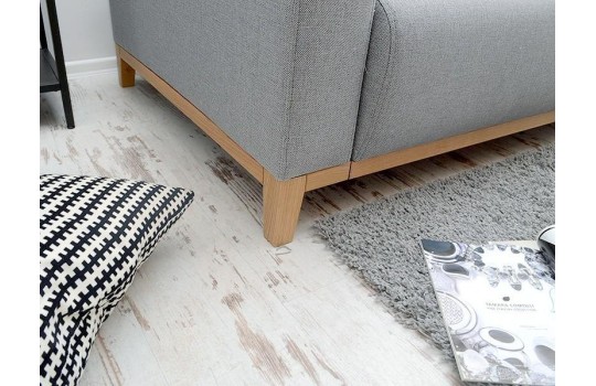 Sofa Stockholm z drewnianymi nóżkami 