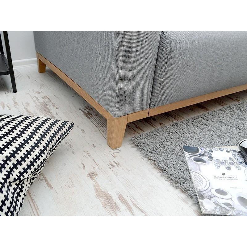 Sofa Stockholm z drewnianymi nóżkami 