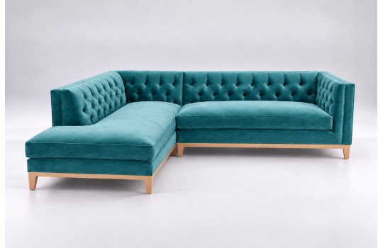 Turkusowy narożnik chesterfield Mezo z otwartą leżanką i jasną ramą Turkusowy narożnik chesterfield Mezo z otwartą leżanką i jasną ramą