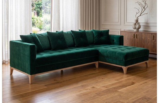 Narożnik chesterfield 275 x 155 cm Simple w butelkowej zieleni przy oknie