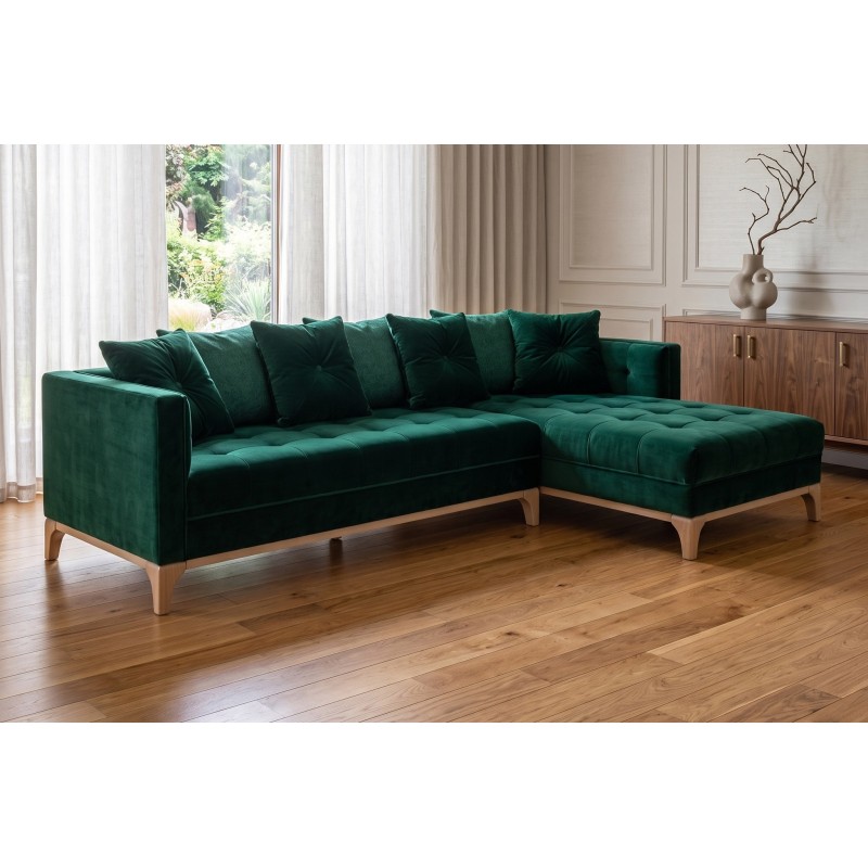 Narożnik chesterfield 275 x 155 cm Simple w butelkowej zieleni przy oknie
