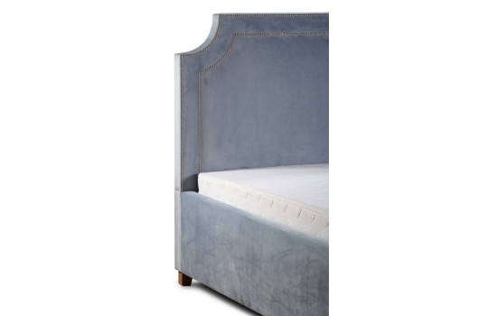 Wezgłowie łóżka z ozdobnymi gwoździami 