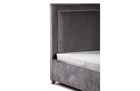 Klasyczne łóżko tapicerowane w tkaninie velvet