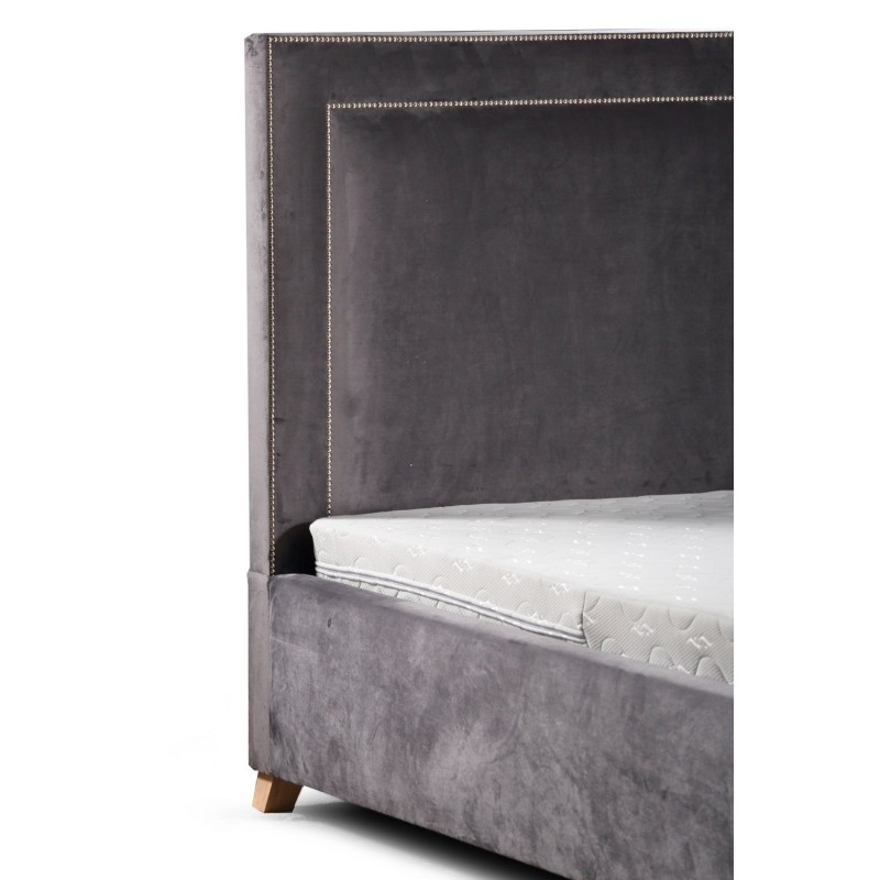 Klasyczne łóżko tapicerowane w tkaninie velvet