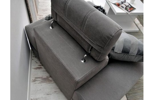 Regulowane zagłówki w narożniku 