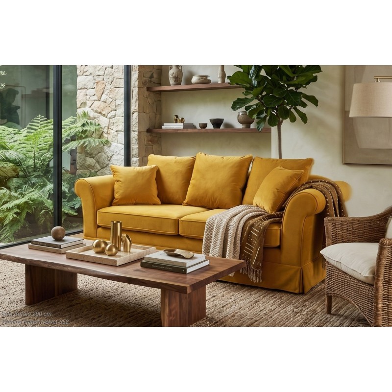 Musztardowa sofa Bufalo 200 cm w salonie z drewnianym stolikiem kawowym i wiklinowym fotelem