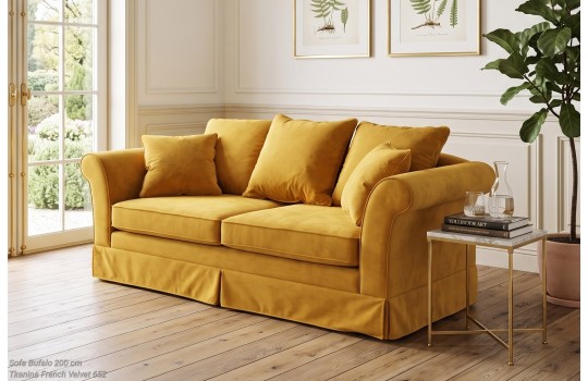 Sofa Bufalo 200 cm w jasnym salonie ze ścianami w listwy i grafikami botanicznymi