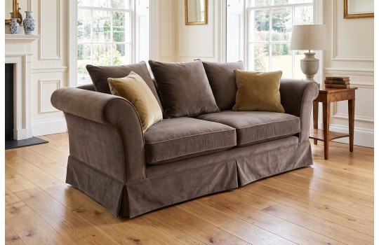 Sofa z kolekcji Bufalo w szarobrązowym obiciu przy kominku w klasycznym salonie Sofa z kolekcji Bufalo w szarobrązowym obiciu przy kominku w klasycznym salonie