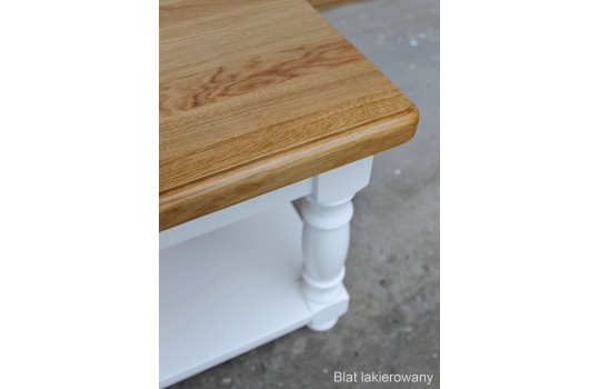 Blat pokryty wytrzymałym lakierem 