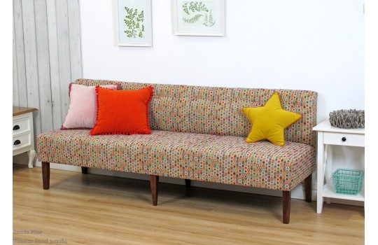 Ławka we wzory z dodatkowymi nogami na środku Piter