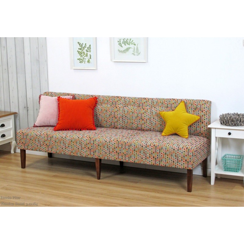 Ławka we wzory z dodatkowymi nogami na środku Piter