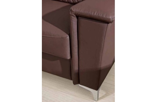 Zbliżenie na bok i nóżkę 