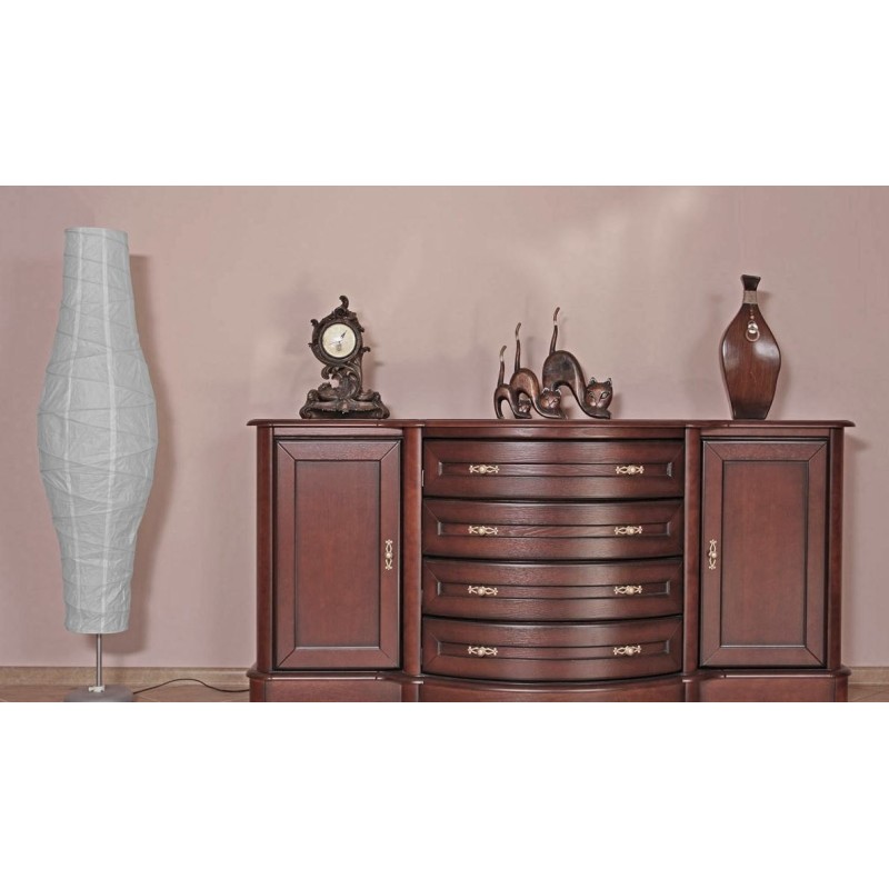 Komoda ze zdobnymi uchwytami