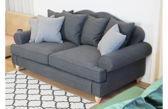 Sofa Fondo wykonana w szarej tkaninie