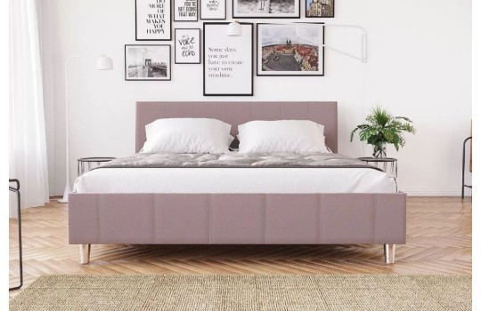 Łóżko w pudrowym różu 