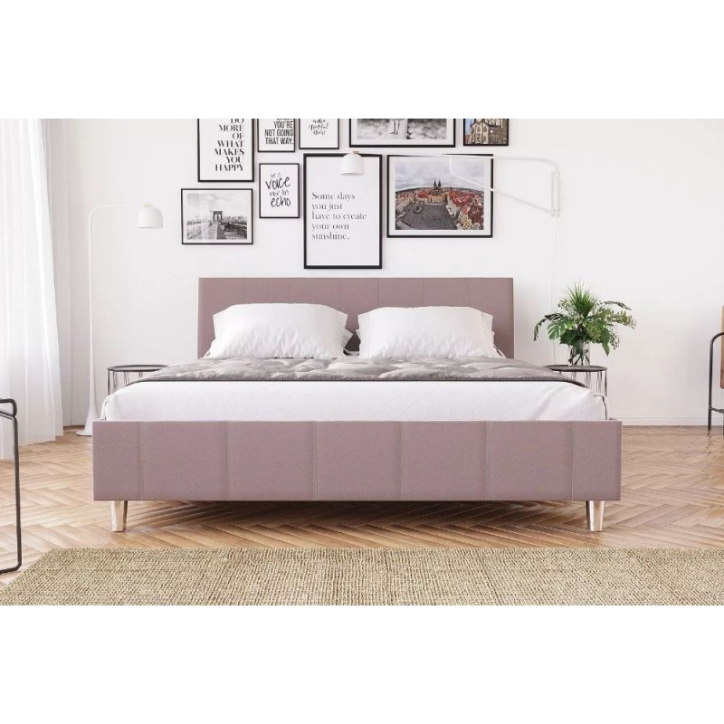 Łóżko w pudrowym różu 