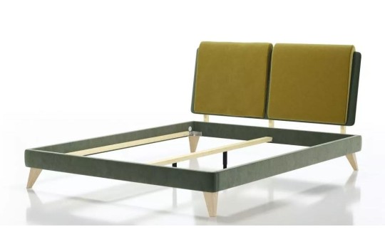 łóżko na wysokich drewnianych nóżkach 