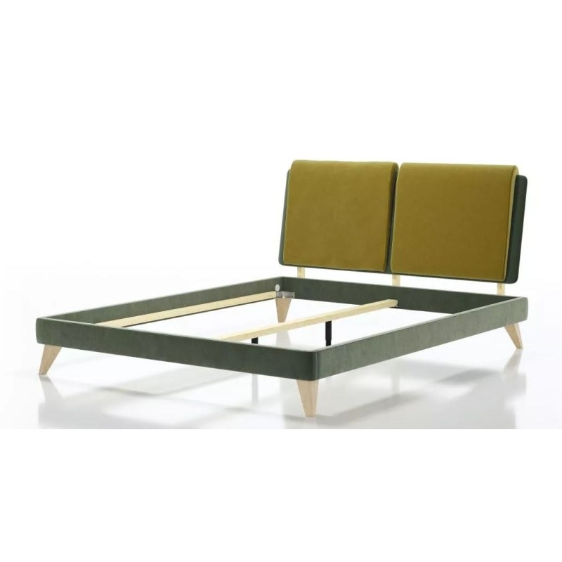 łóżko na wysokich drewnianych nóżkach 