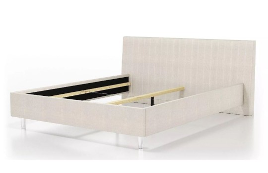 łóżko z ozdobnymi przeszyciami 