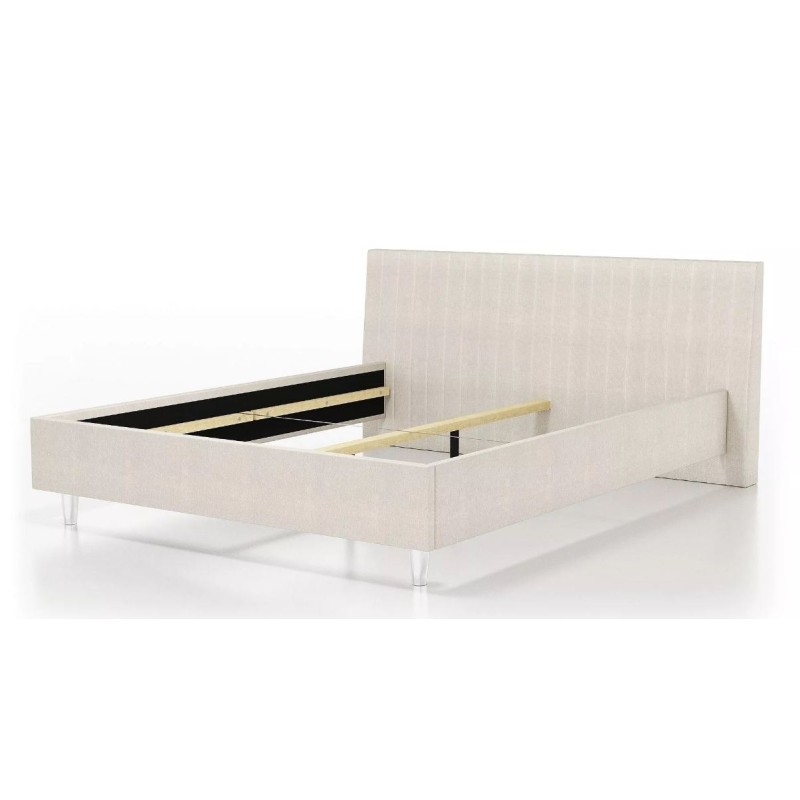 łóżko z ozdobnymi przeszyciami 