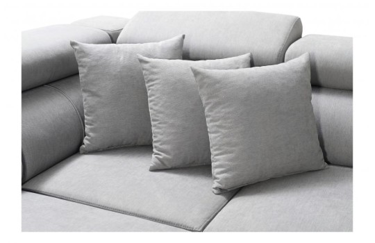 sofa z jaśkami dekoracyjnymi 