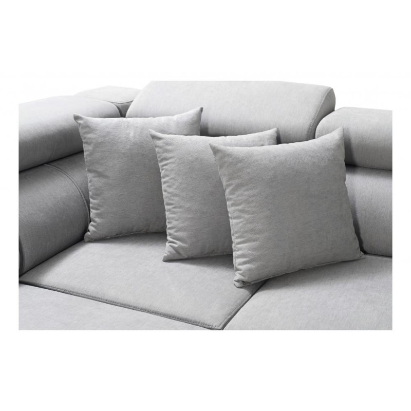 sofa z jaśkami dekoracyjnymi 