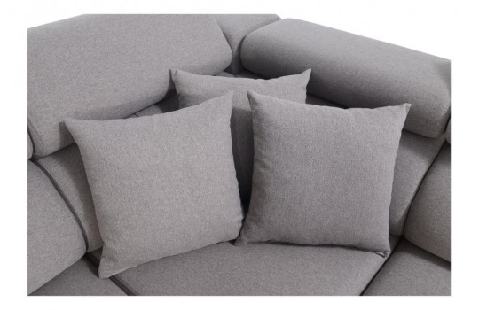 sofa z dekoracyjnymi poduchami 