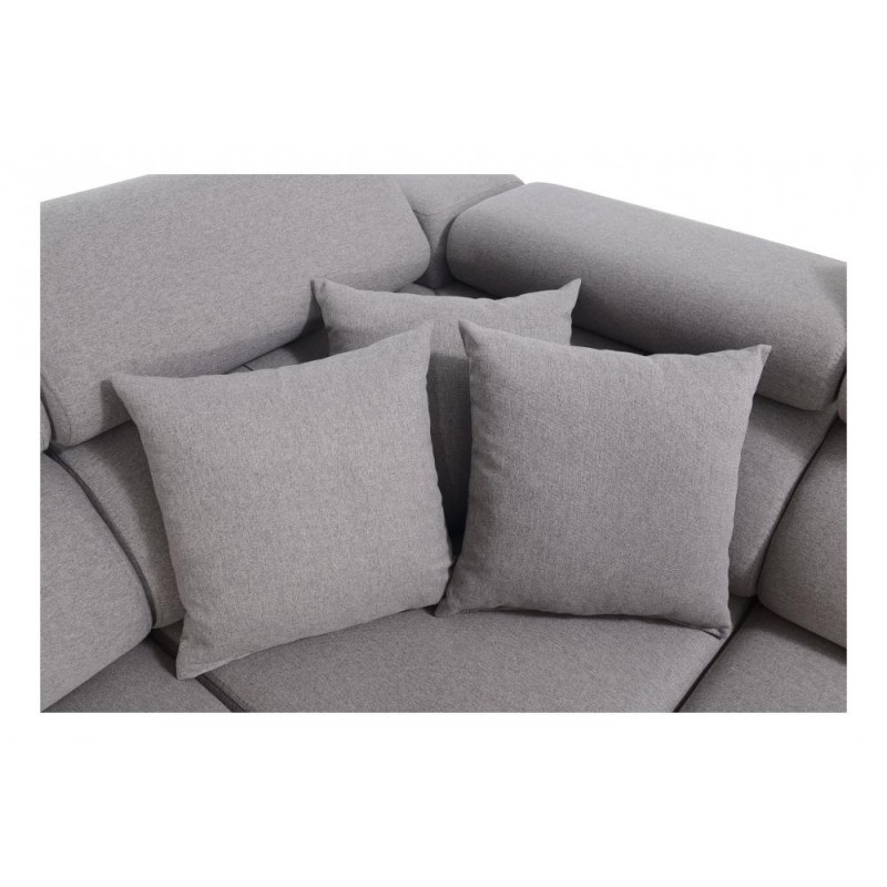 sofa z dekoracyjnymi poduchami 