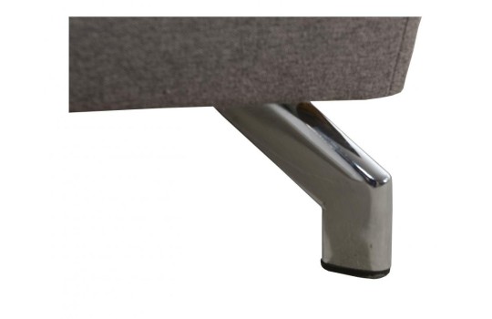 Sofa stojąca na chromowanych nóżkach 