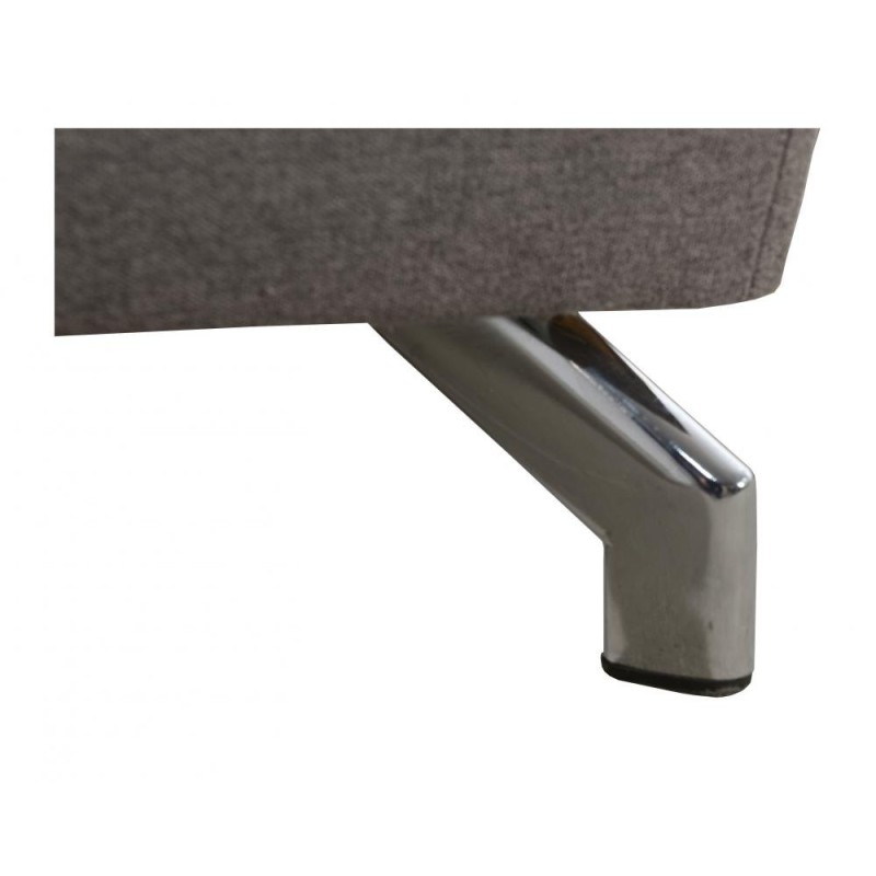 Sofa stojąca na chromowanych nóżkach 