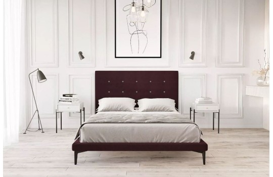 Łóżko na wysokich nóżkach 