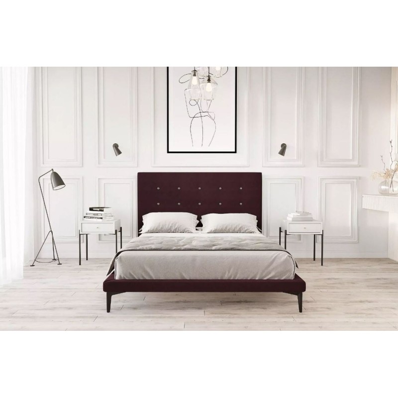 Łóżko na wysokich nóżkach 