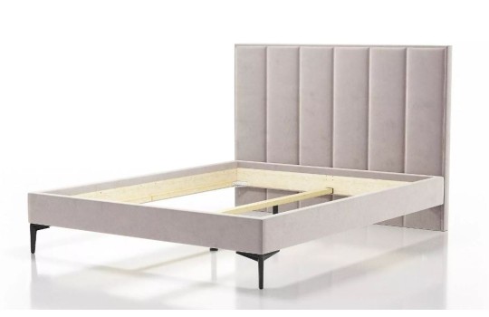 Łóżko z wysokim wezgłowiem 