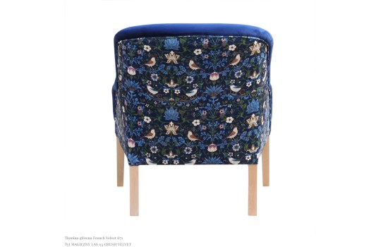 Fotel z kwiatami na plecach 