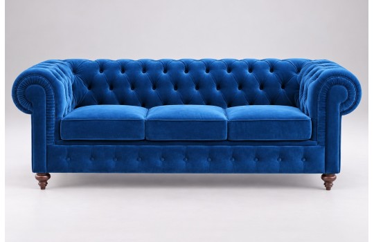 Kanapa Chesterfield Globo 220 cm w kobaltowym obiciu, widok z przodu na trzy siedziska Kanapa Chesterfield Globo 220 cm w kobaltowym obiciu, widok z przodu na trzy siedziska
