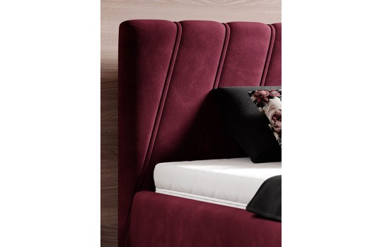 łózko z przeszyciami na zagłówku 