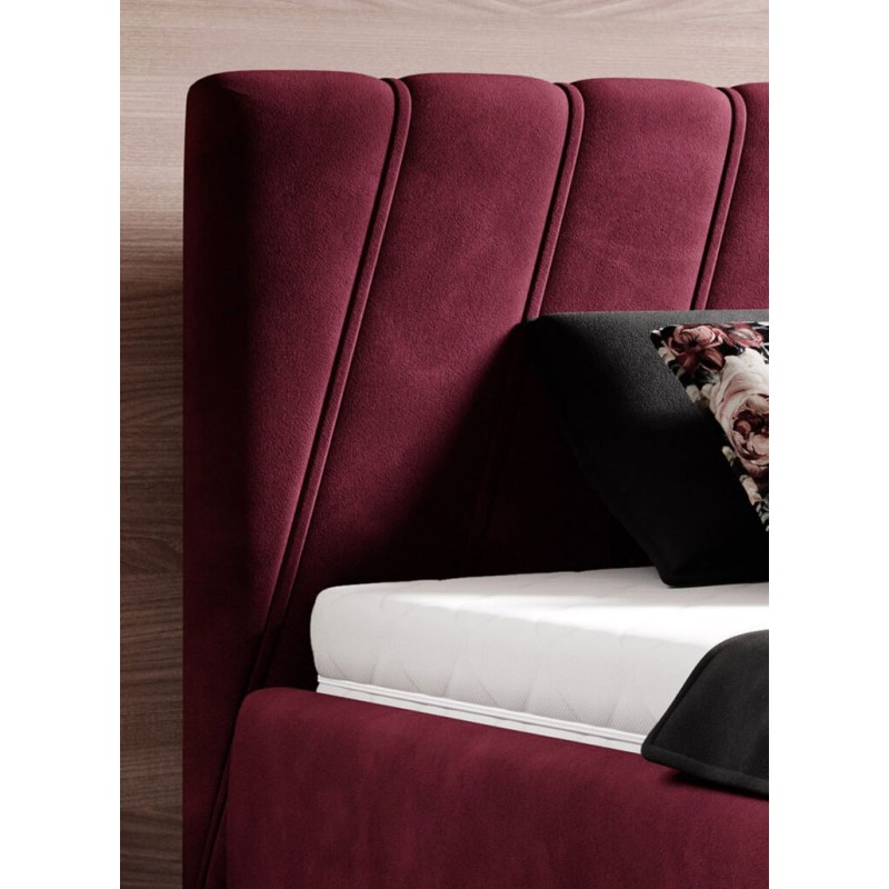 łózko z przeszyciami na zagłówku 