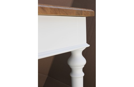 Toczone nogi w biurku Karen