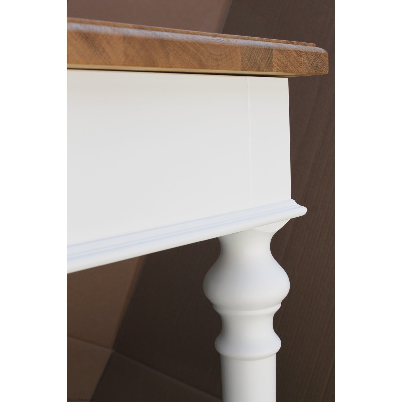 Toczone nogi w biurku Karen