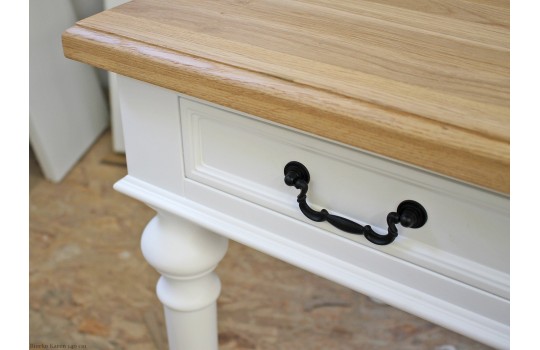 Dębowy blat oraz czarne uchwyty 