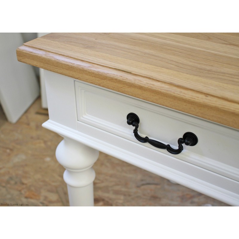 Dębowy blat oraz czarne uchwyty 