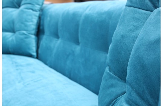 narożnik z ozdobnymi guzikami 