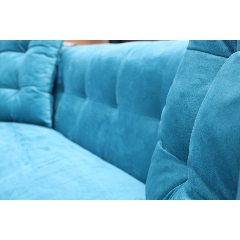 narożnik z ozdobnymi guzikami 