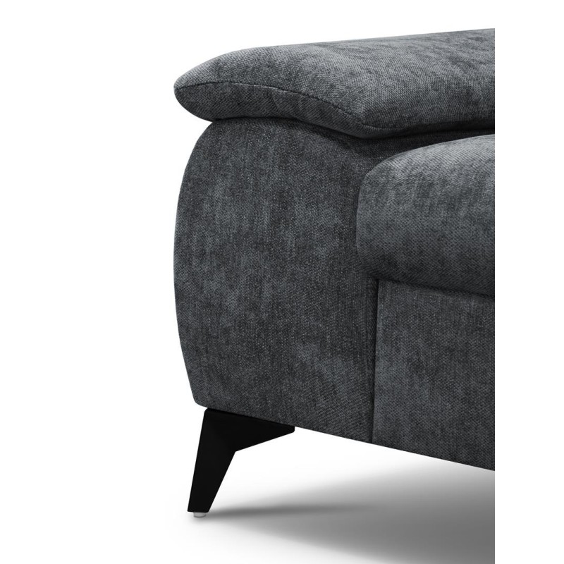 sofa w szarej tkaninie 