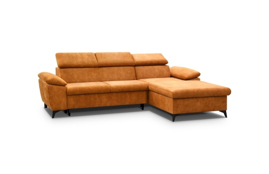 sofa narożna w musztardowym kolorze 